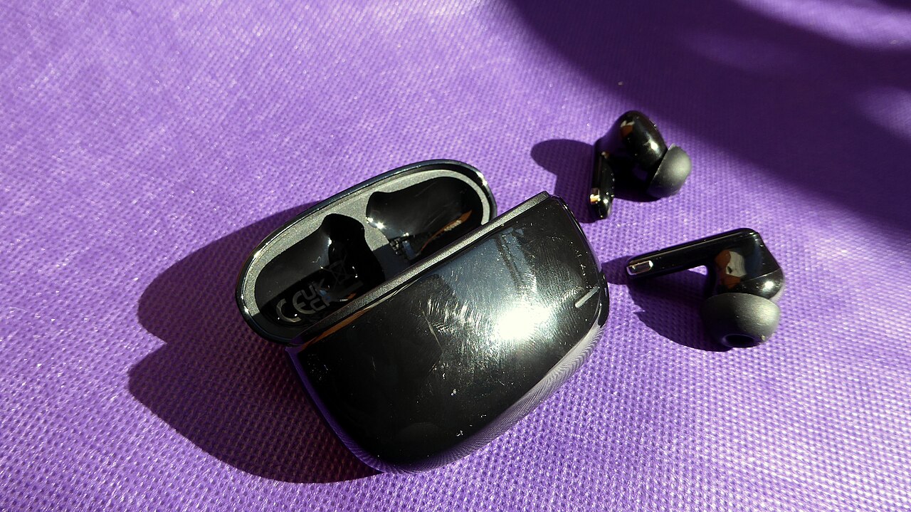 Wireless earbuds and their charging case