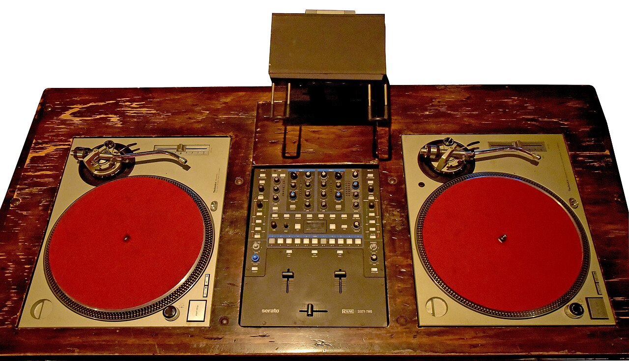 DJ turntables with a central mixer